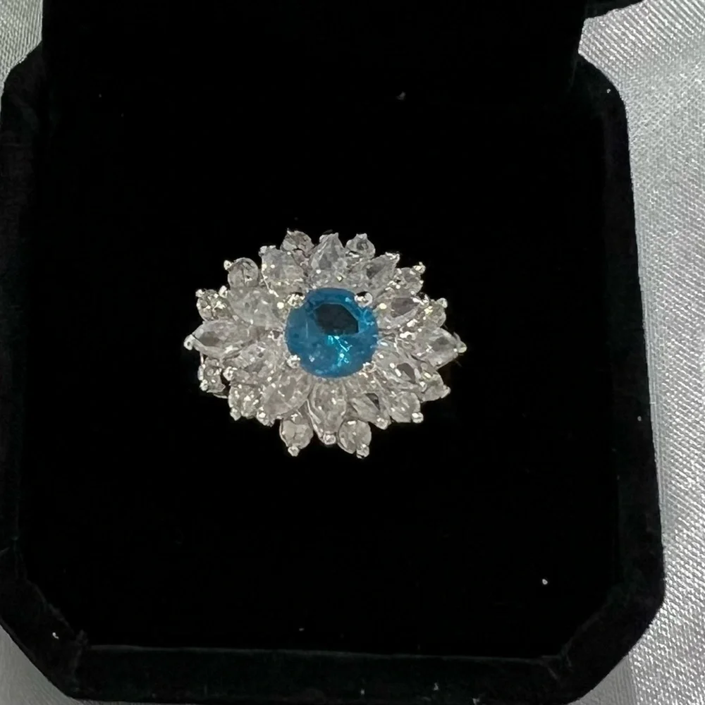 SWAROVSKI ELEMENTS Elegant Silver and Blue Crystal Ring SIZE 6 - Picture 5 of 8